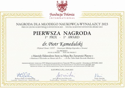 Uczestnicy Targów INTARG Katowice 2023 oraz dyplom, nagroda i voucher dla Piotra Kamedulskiego. Kliknij, aby powiększyć zdjęcie.
